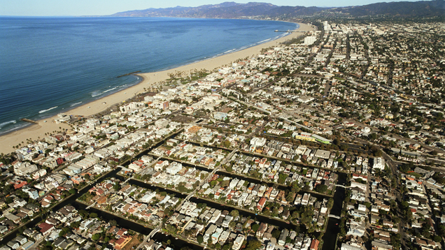 Illustration for article titled 6 Drought Pictures That Prove That Man Was Never Meant To Build A City In The Desert